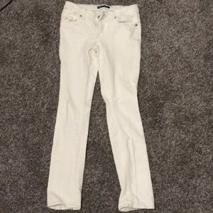 white levi jeans